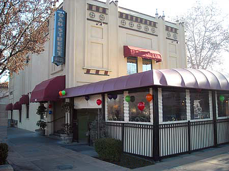 Cap's Oak Street Bar & Grill